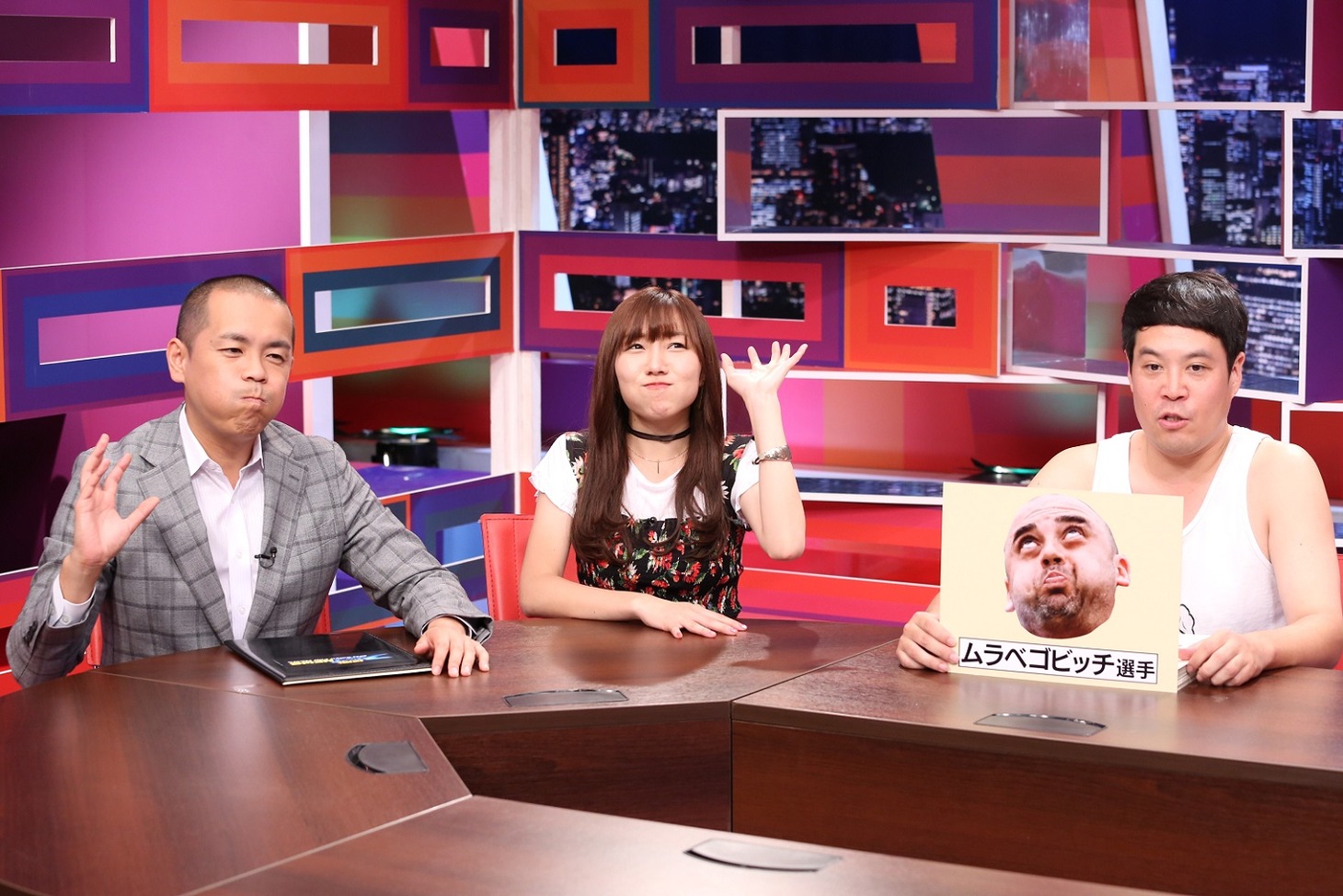 タカアンドトシと須田亜香里（中央）。(c)中京テレビ