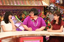 （左から）桜井日奈子、メイプル超合金・安藤なつ、藤田ニコル。(c)関西テレビ