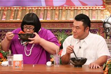 「有吉弘行のダレトク!?」で、はなまるうどんの没メニューを試食する（左から）メイプル超合金・安藤なつ、アンタッチャブル山崎。(c)関西テレビ