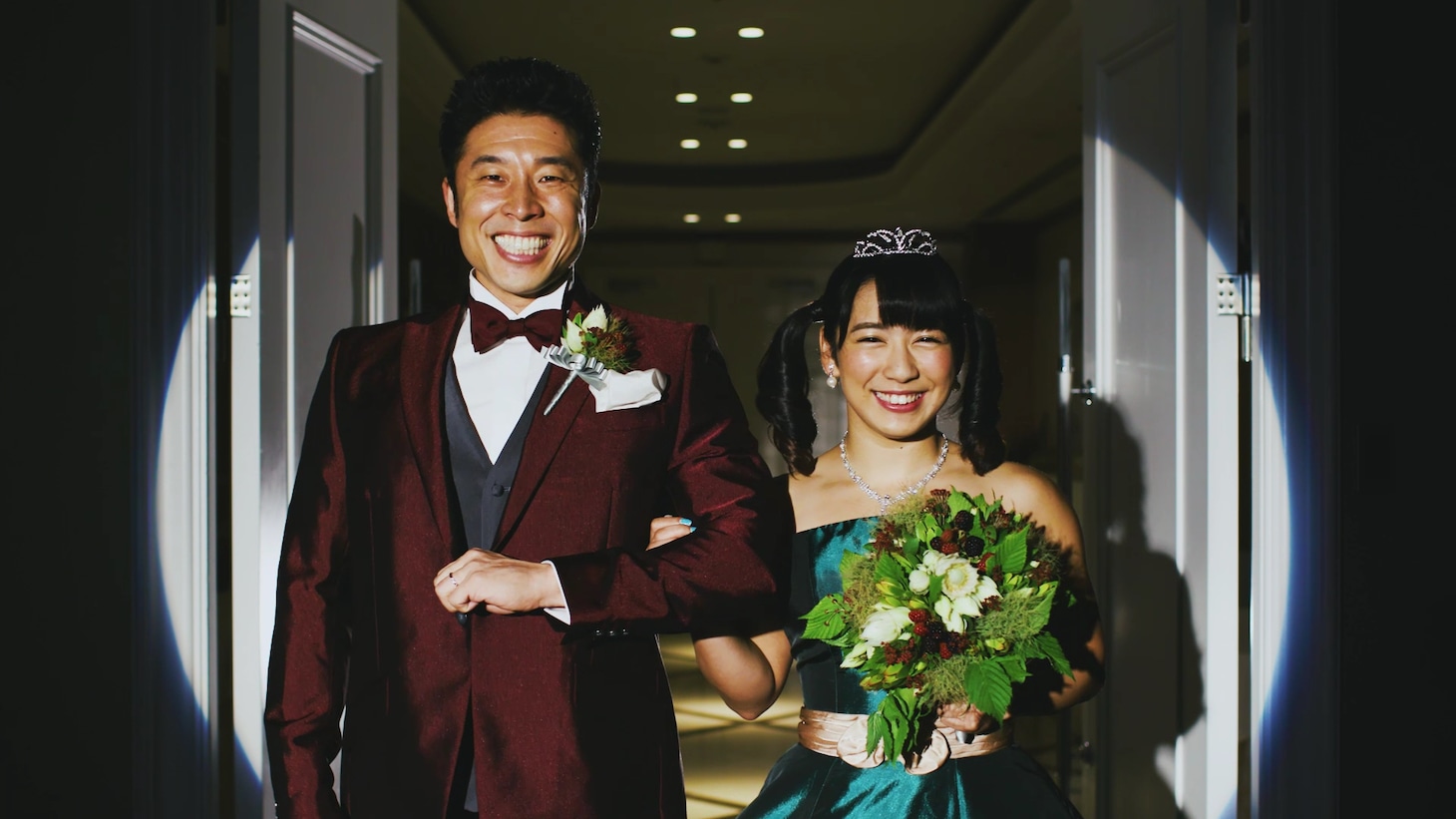 「モンスターハンター×ブライダルフェア」のWebCM「筋肉美女と結婚」篇のワンシーン。