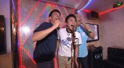 「WOW WAR TONIGHT ～時には起こせよムーヴメント」を熱唱するTKOと浜田雅功（中央）。(c)MBS