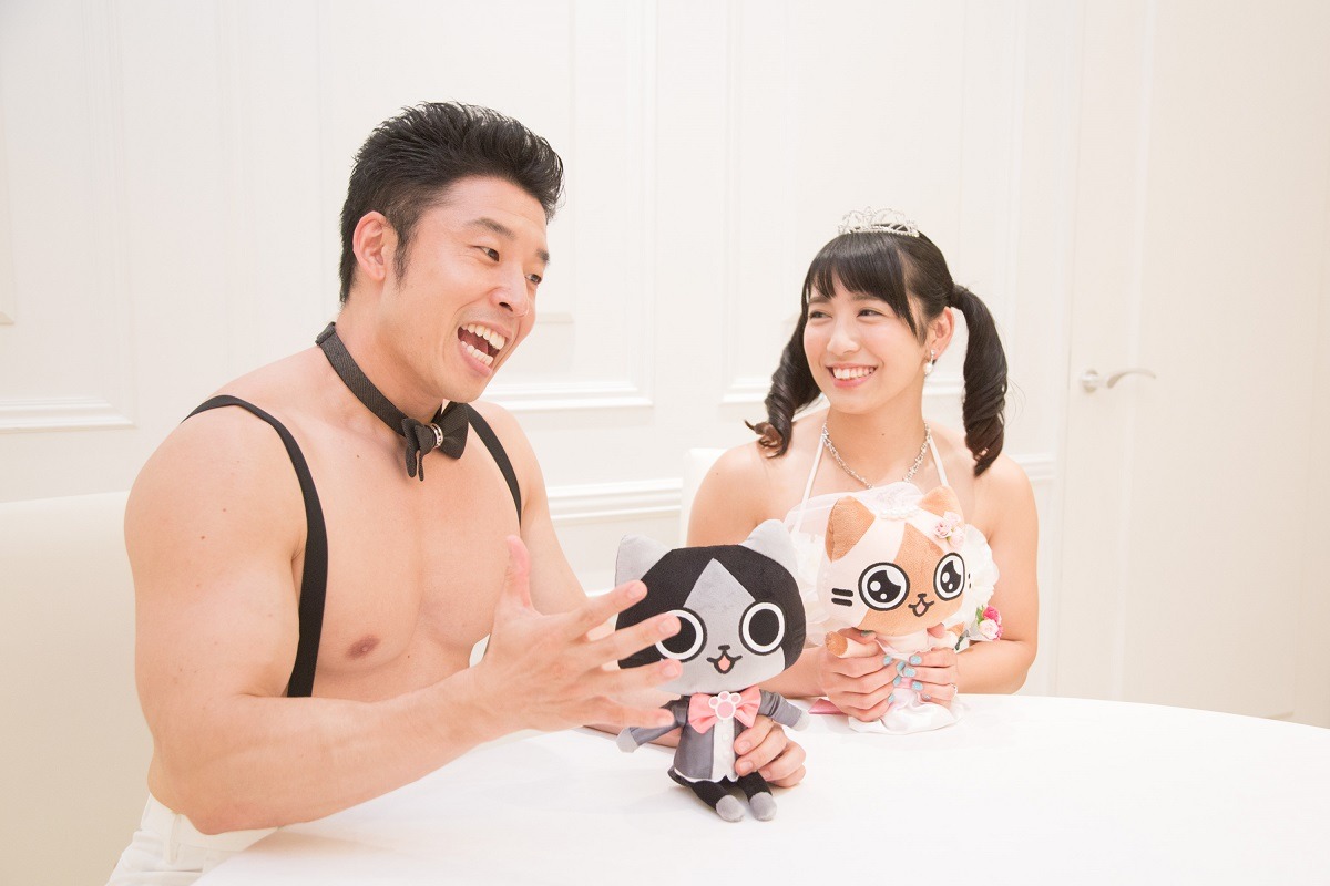 左からなかやまきんに君、才木玲佳。