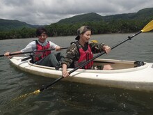 カヌーに乗る（左から）パンサー向井、misono。(c)CBC