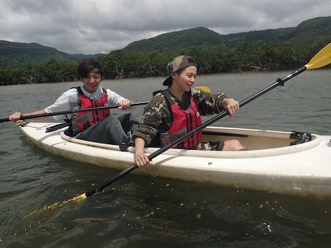カヌーに乗る（左から）パンサー向井、misono。(c)CBC