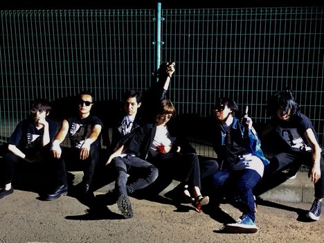 「SLEEPLESS」MV撮影時のオフショット。