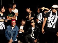 「SLEEPLESS」MV撮影時のオフショット。