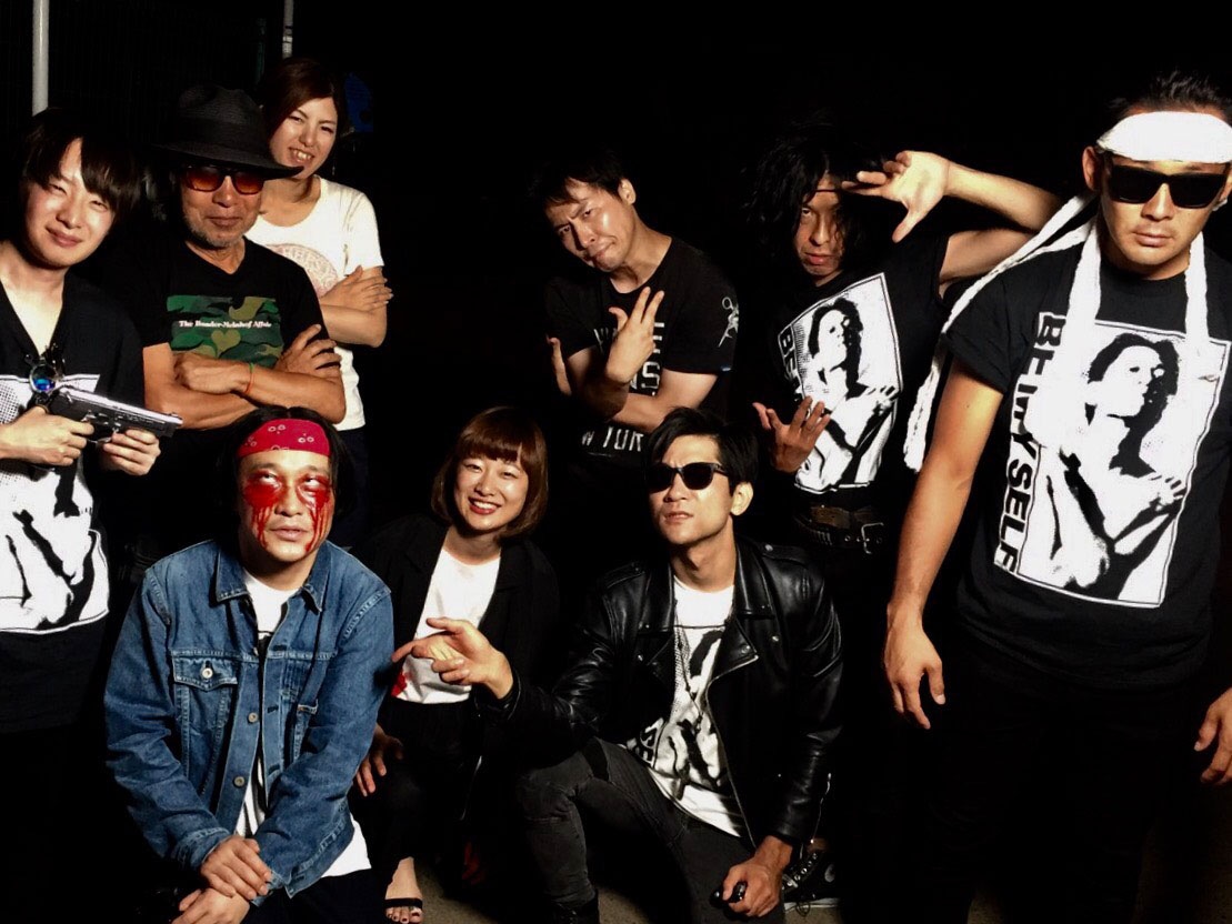 「SLEEPLESS」MV撮影時のオフショット。