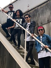 「SLEEPLESS」MVで共演した虹の黄昏、DEATHRO、永野（左から）。