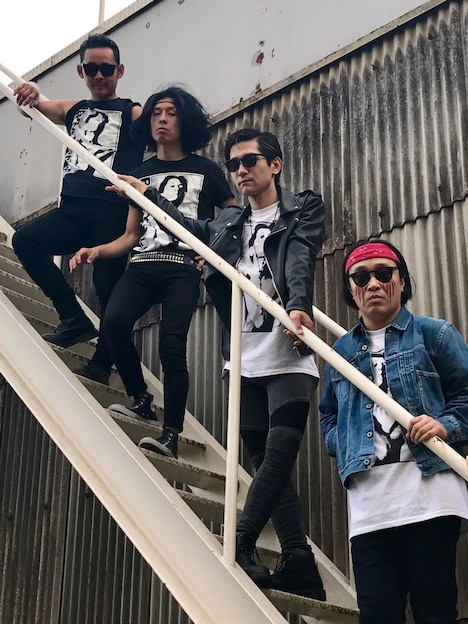 「SLEEPLESS」MVで共演した虹の黄昏、DEATHRO、永野（左から）。