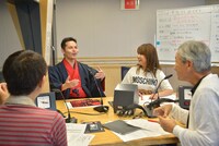 「大竹まこと ゴールデンラジオ！」に出演して第1子が10月に誕生することを報告した三遊亭とむ（右から2人目）。