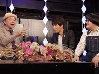 左から鈴木おさむ、XXCLUB。(c)BSフジ