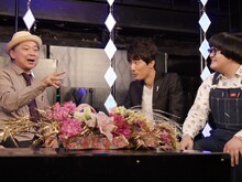 左から鈴木おさむ、XXCLUB。(c)BSフジ