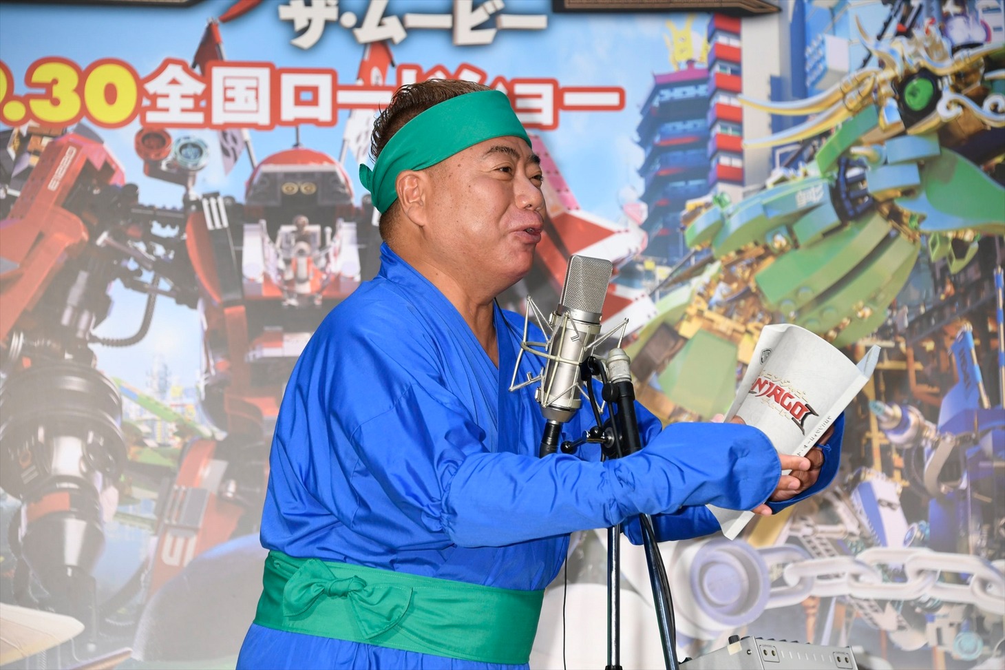 公開アフレコに臨む出川哲朗。