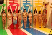 「ダラケ！～お金を払ってでも見たいクイズ～ セクシー女優だらけのオールスター感謝祭」のワンシーン。