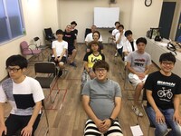 「喜劇山笑業高校～4人のおもしろ転校生～」に出演する芸人たち。