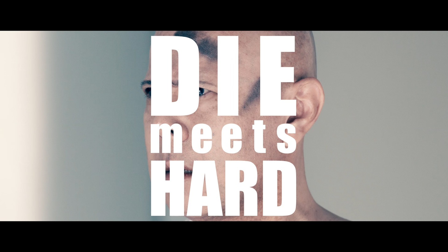 「DIE meets HARD」ミュージックビデオのワンシーン。