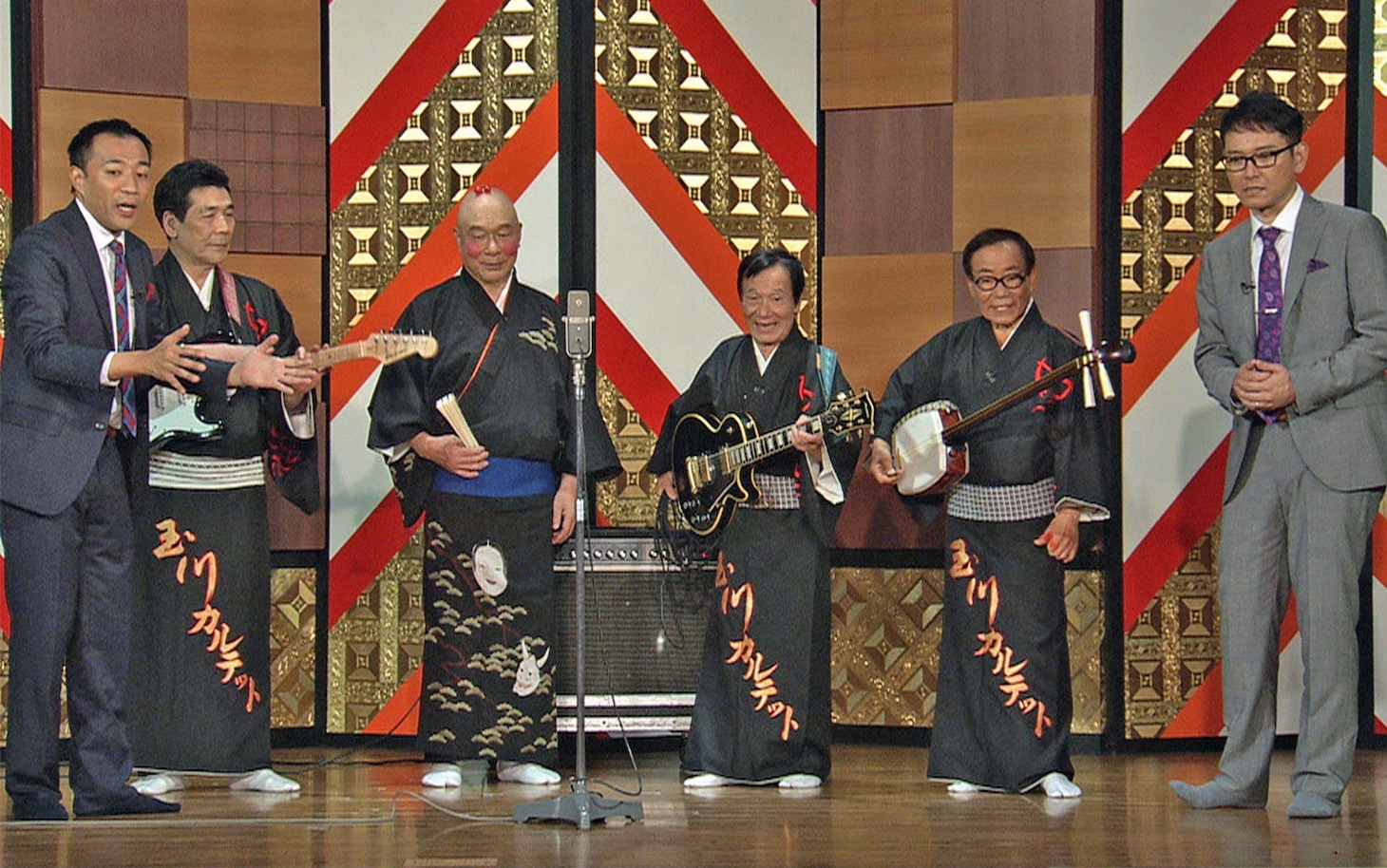 「お笑い演芸館」に出演する、MCのナイツ（両端）と玉川カルテット。(c)BS朝日