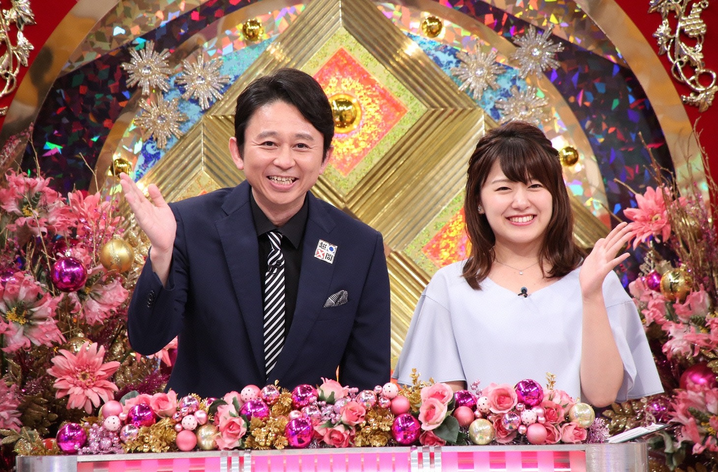 左から有吉弘行、尾崎里紗アナウンサー。(c)日本テレビ