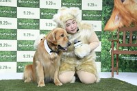 ゼウス（左）の言葉を通訳するゆりやんレトリィバァ（右）。