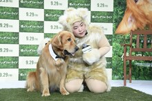 ゼウス（左）の言葉を通訳するゆりやんレトリィバァ（右）。