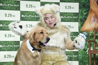 ゼウス（左）の言葉を通訳するゆりやんレトリィバァ（右）。