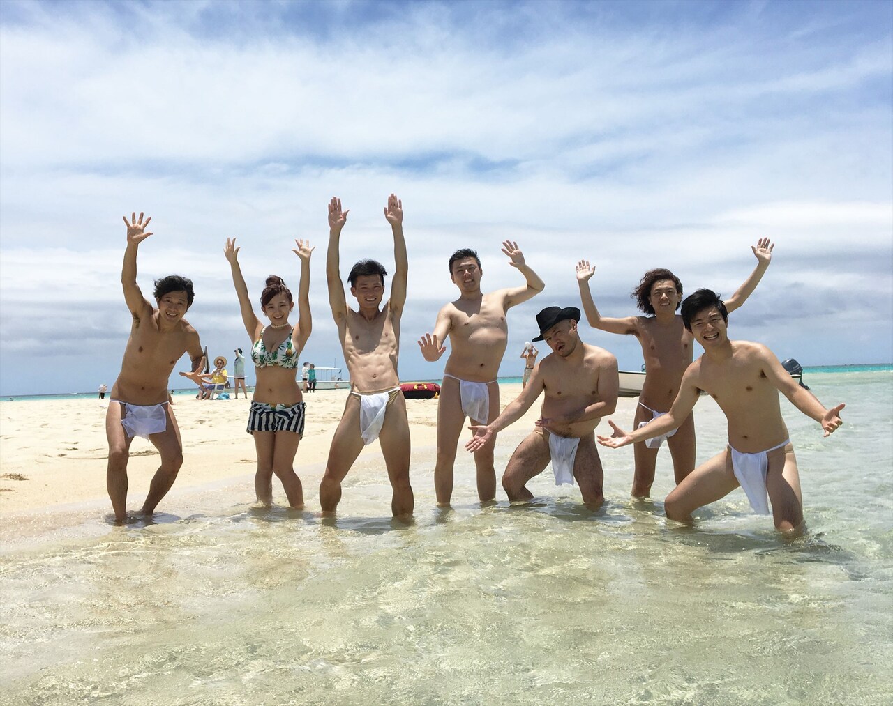 「～ジャルやるっ！真夏の奇祭SP～見えたらアウト！爆笑ハダカ祭りin与論島」の出演者たち。(c)関西テレビ