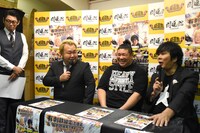 記者会見の様子。