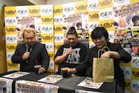 「お茶でも飲めよ」とアイスコーヒーを振る舞う大仁田厚（右）。