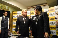 ハチミツ二郎にビンタを食らわせる大仁田厚（右）。