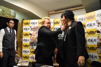 大仁田厚にビンタを食らわすハチミツ二郎。