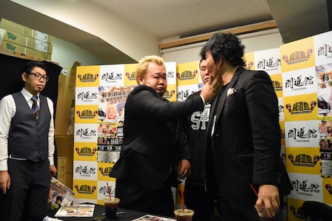 大仁田厚にビンタを食らわすハチミツ二郎。