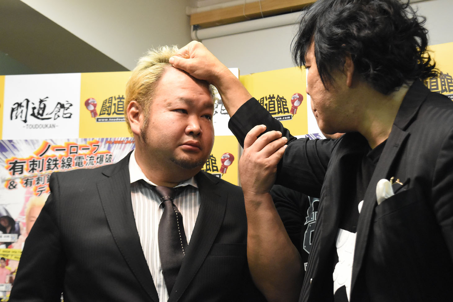 東京ダイナマイト・ハチミツ二郎（左）と大仁田厚（右）