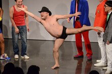 「誇張しすぎた豊田真由子」を披露するハリウッドザコシショウ。