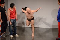 「誇張しすぎたPERFECT HUMAN」を披露するハリウッドザコシショウ。