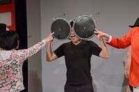 イスを使ってアイヒマンスタンダードになりきるオジンオズボーン篠宮。