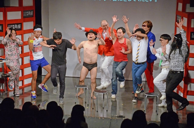 一斉に踊る永野たち。