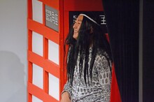 無言のまま笑い始めるキック。