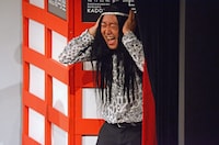 耳を塞いで奇声を上げるキック。