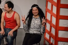 客席に向かってピースするキック。