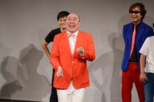 松居一代の誇張モノマネをする新宿カウボーイかねきよ。
