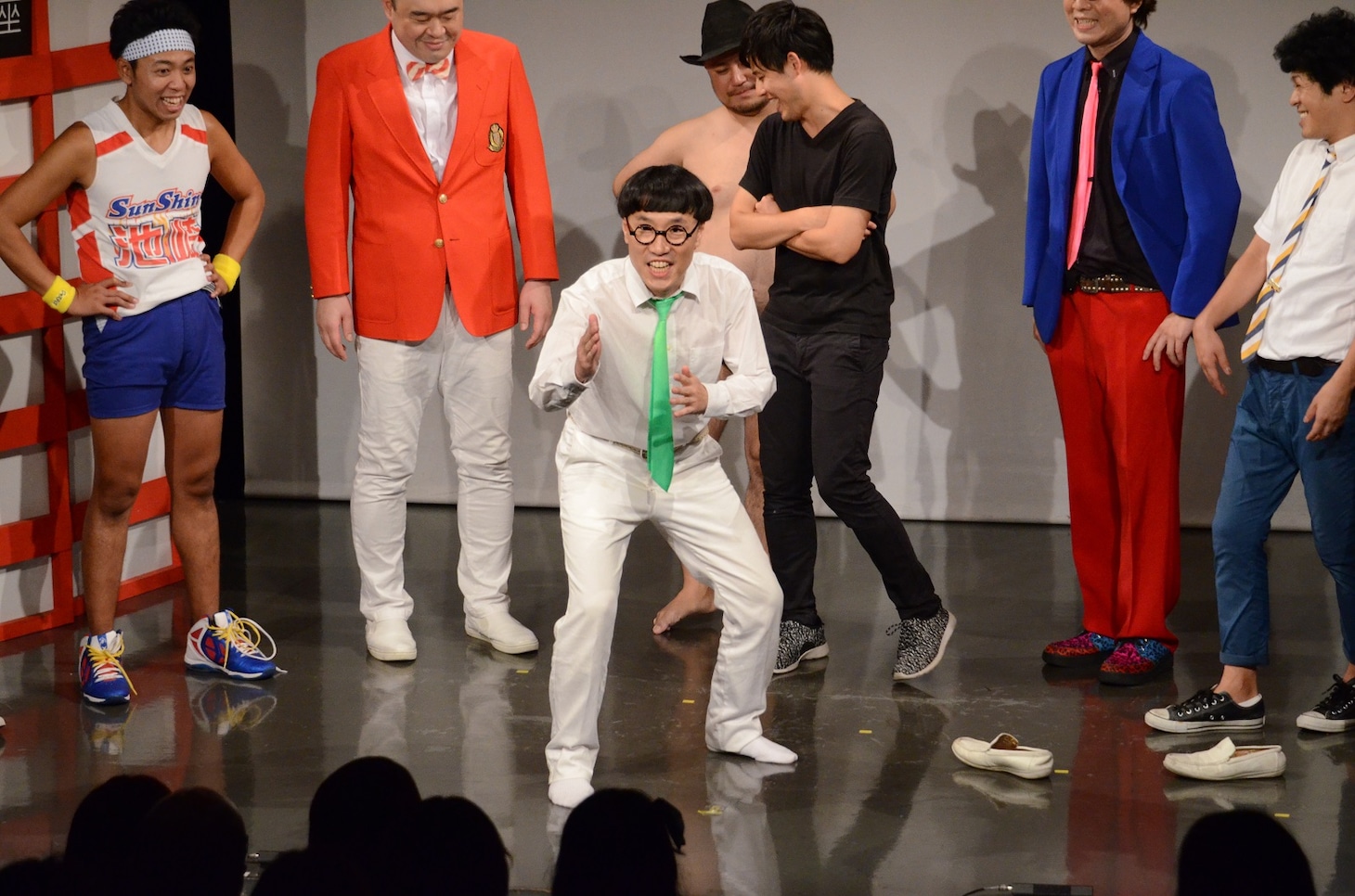 優勝者発表の瞬間、「靴忘れるマン」になりきるいち・もく・さん・くぼた。