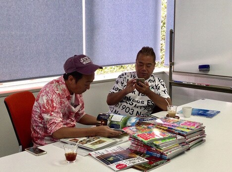 行き先を打ち合わせするさまぁ~ず三村(左)と出川哲朗(右)。