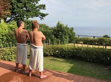 「ポンコツおじさん旅に出る5」より、さまぁ～ず三村（左）と出川哲朗（右）。(c)テレビ東京