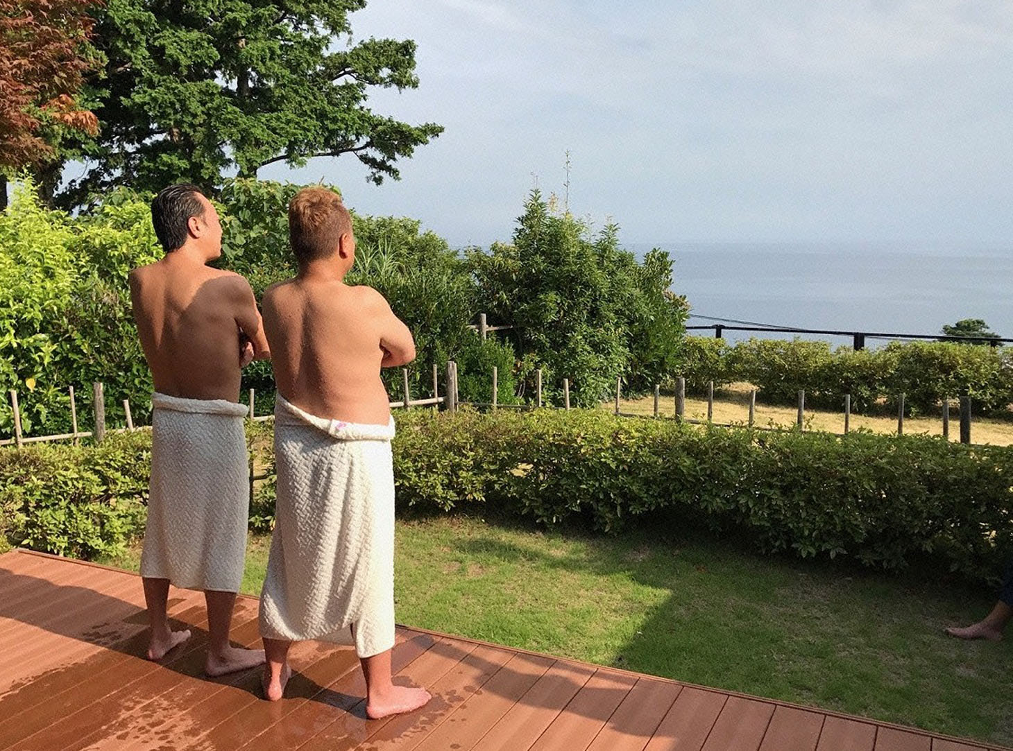 「ポンコツおじさん旅に出る5」より、さまぁ～ず三村（左）と出川哲朗（右）。(c)テレビ東京