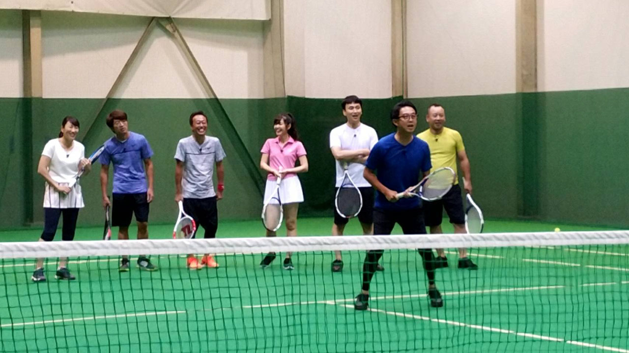 「さまスポ」でテニスを楽しむおぎやはぎ矢作ら。(c)テレビ東京