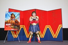 ワンダーウーマンのコスプレをした酒井藍。