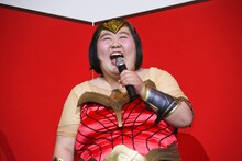 ワンダーウーマンのコスプレをした酒井藍。