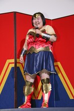 ワンダーウーマンのコスプレをした酒井藍。