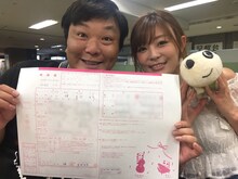婚姻届を出すいち・もく・さん江口と里恵さん。