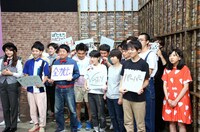 賛否両論ブースに控える芸人たち。